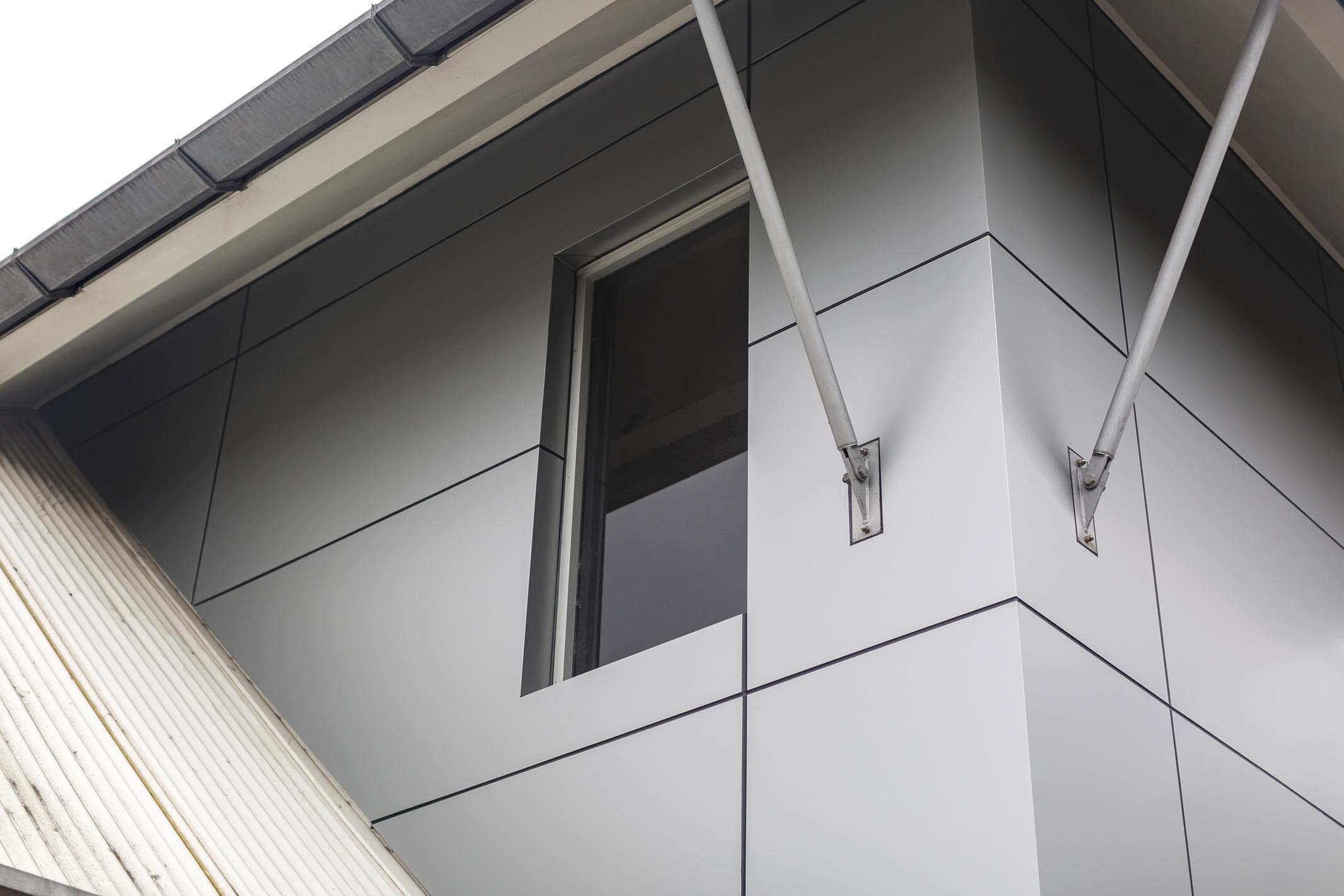 Detail of ALPOLIC™ façade cladding around an upper-level window at Dapto Medical Centre