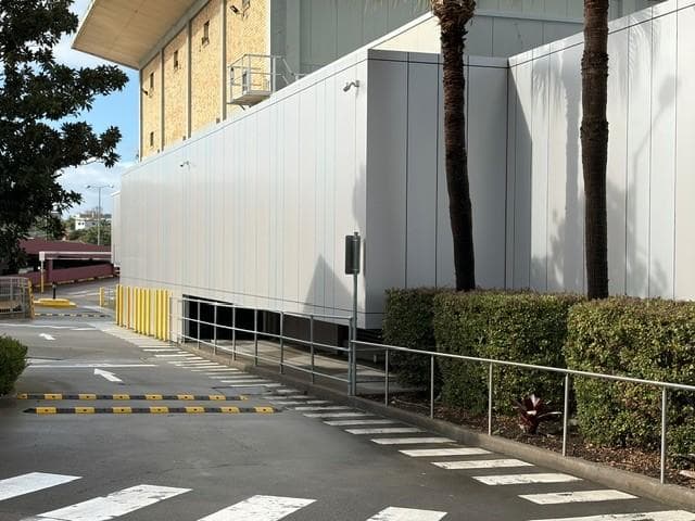 ALPOLIC™ metallic cladding beside the driveway at St George Leagues Club