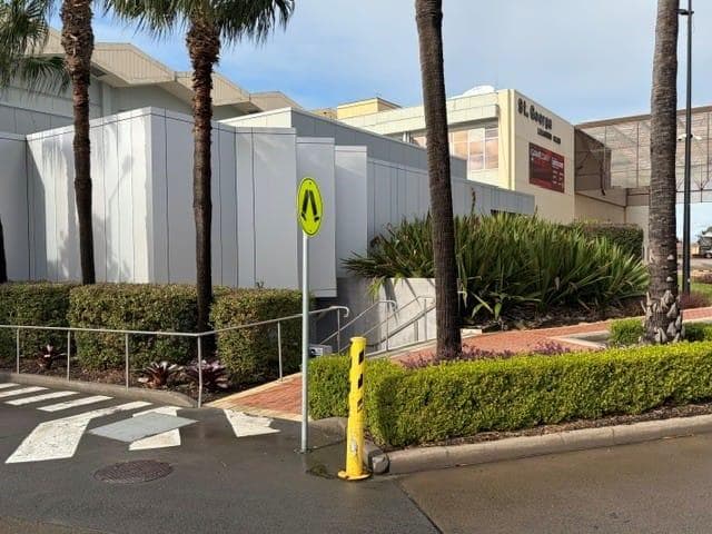 ALPOLIC™ reclad façade beside landscaped gardens and palm trees