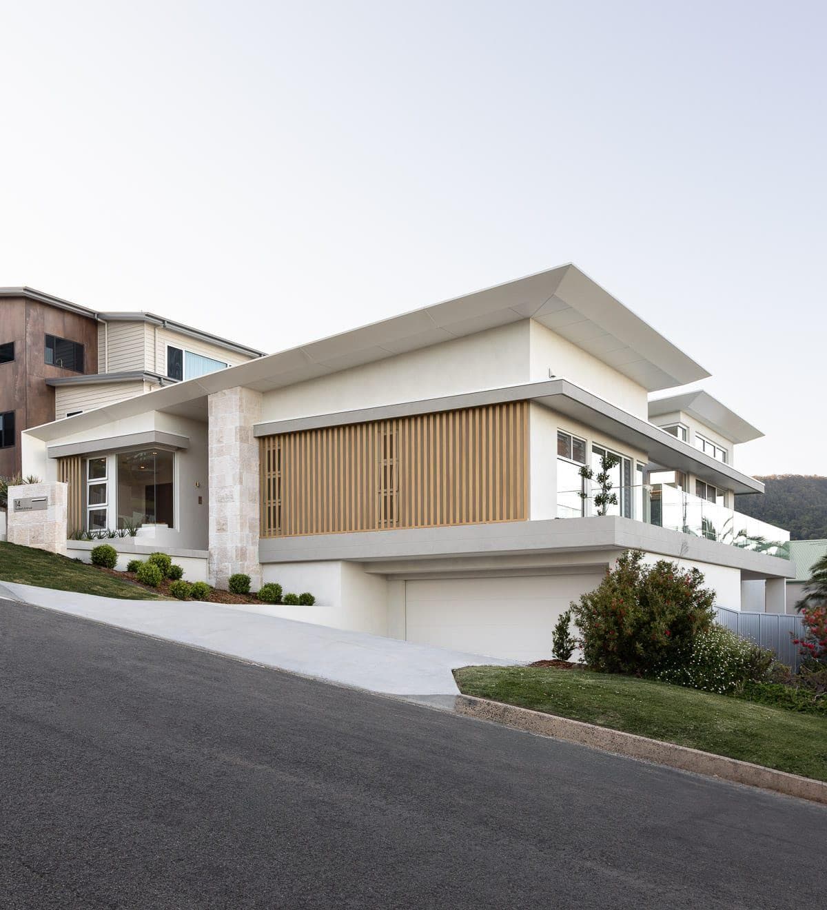 Elevated coastal home in Balgownie with ALPOLIC™/fr soffit lining