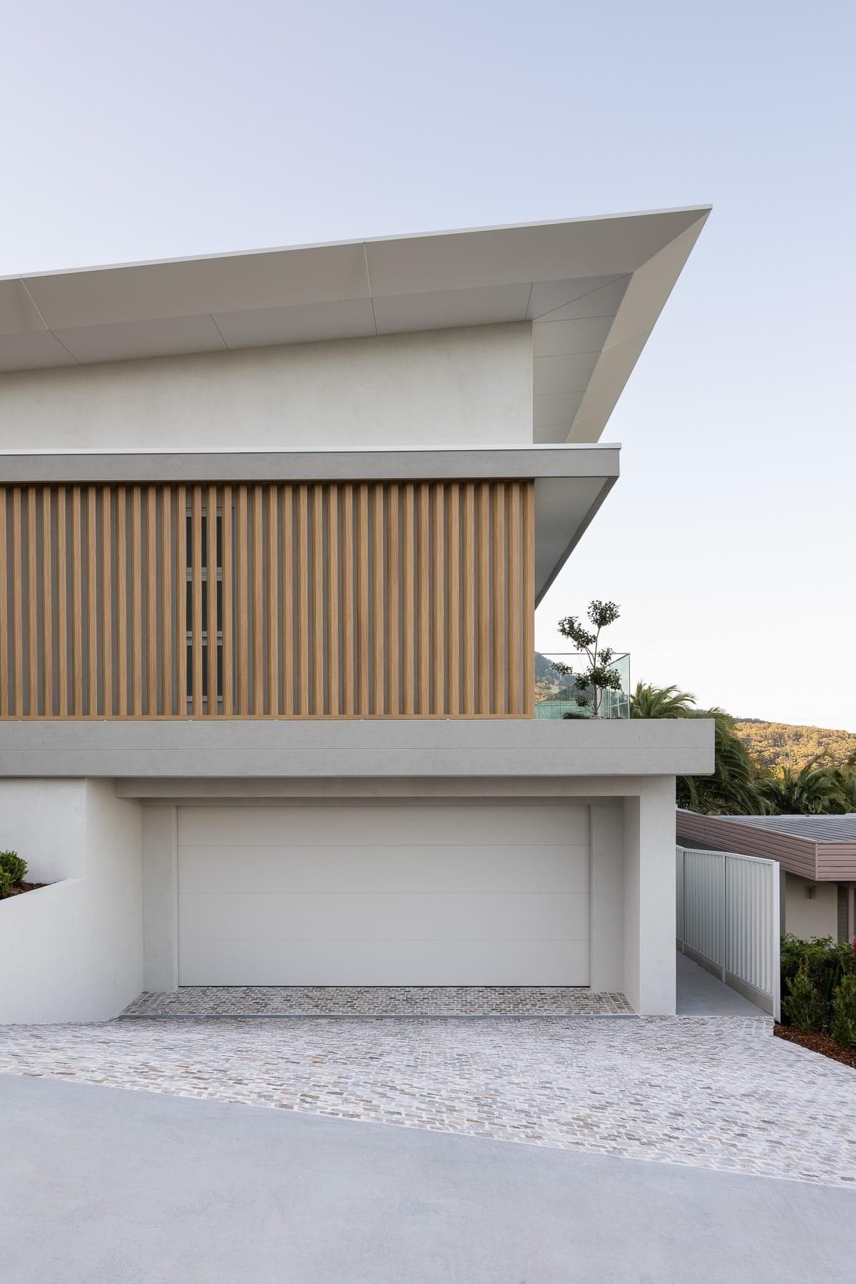 Contemporary Balgownie residence featuring ALPOLIC™/fr in Milk White